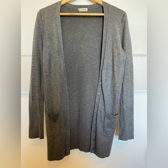 Medium length grey cardigan. Brand is Tezenis. Beautiful soft fabric. - Picture 4 of 5